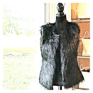 Boohoo black faux fur vest US 6